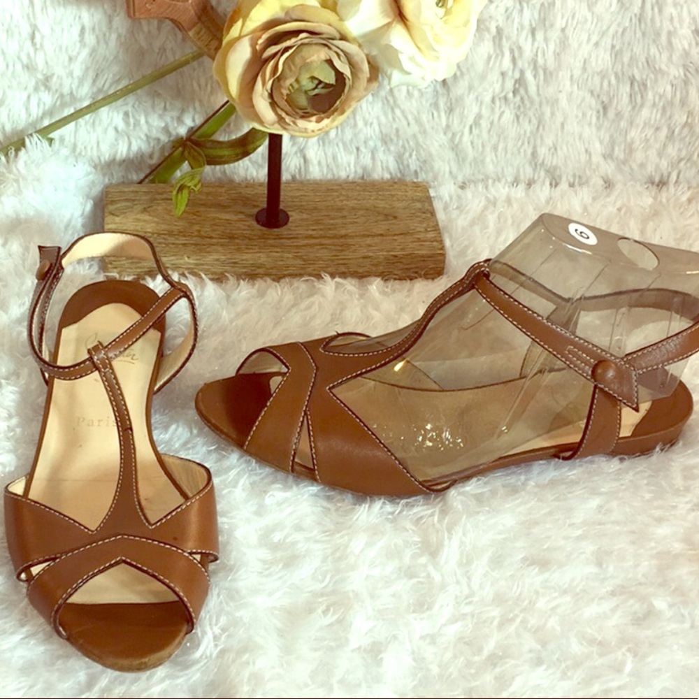 ❣️Christian Louboutin❣️T-strap brown leather flats